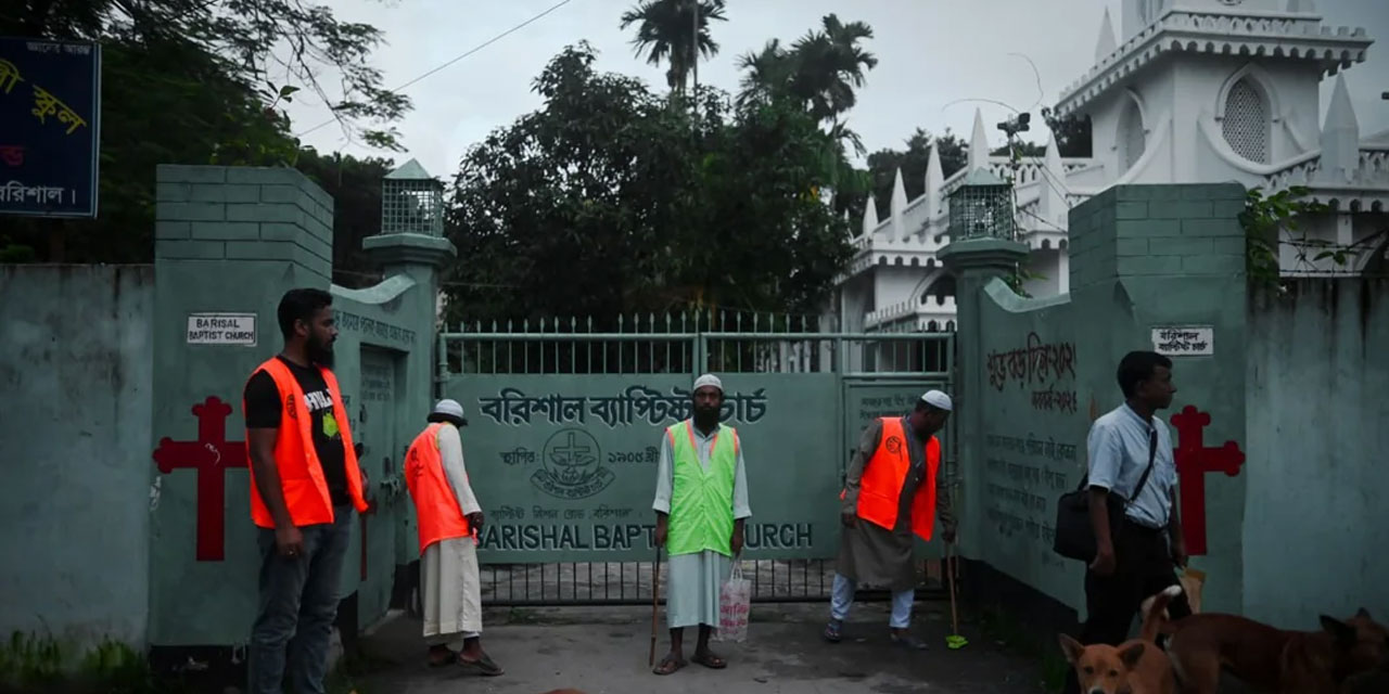 Bangladeş'te Müslümanlar, Hristiyanları korumak için kiliselerin önünde nöbet tutuyor