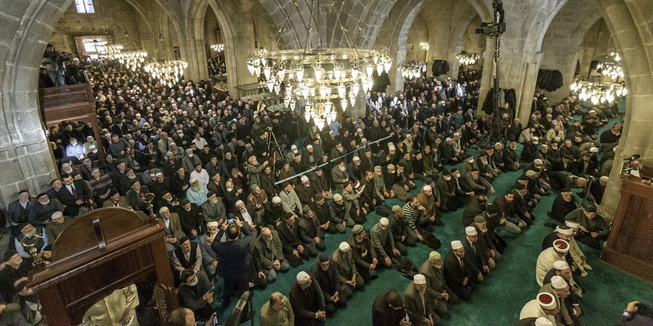 Depremde vefat edenler için tarihi camilerde mevlit okunacak