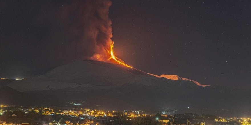 İtalya'da Etna Yanardağı bu yıl ilk kez lav püskürttü