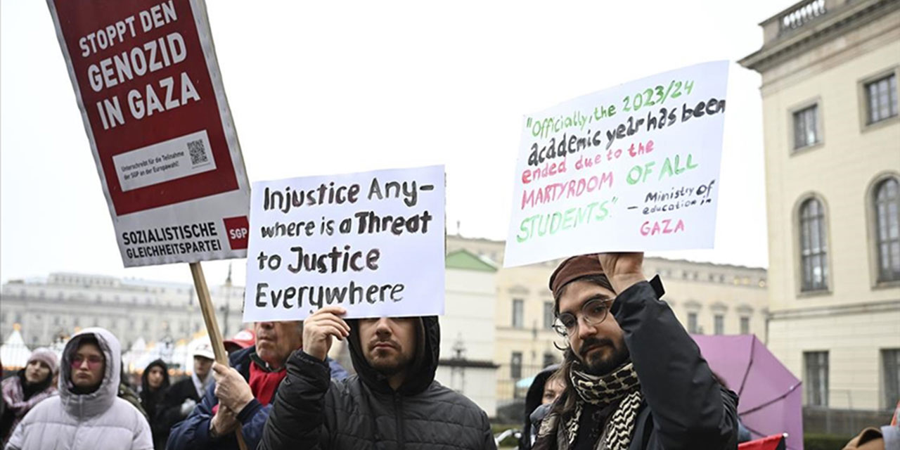 Berlin'de öğrenciler Gazze'de soykırımın durdurulması talebiyle gösteri yaptı
