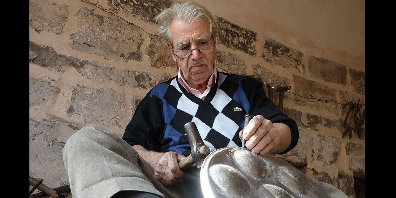 Hafız usta, Kur'an okuyarak bakıra şekil veriyor