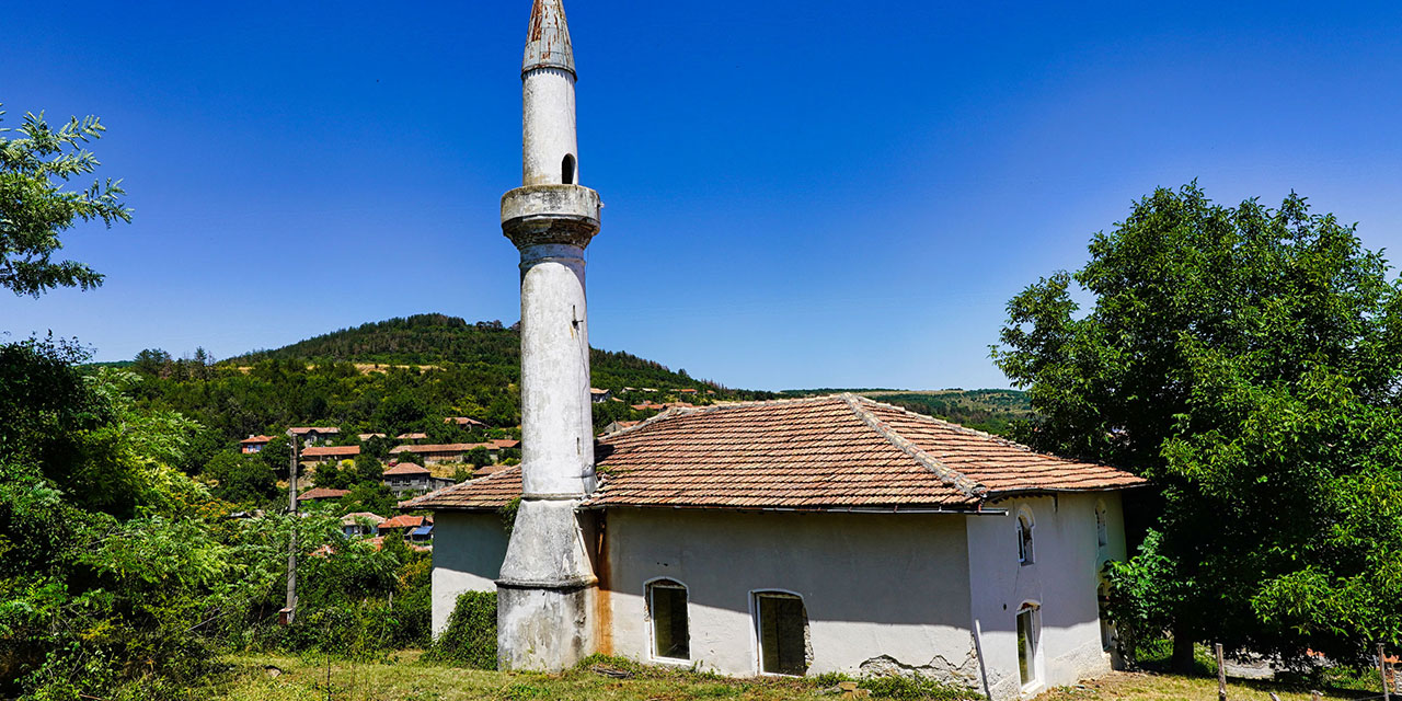 Bulgaristan'da devletin el koyduğu iki asırlık cami Müslümanlara iade edildi