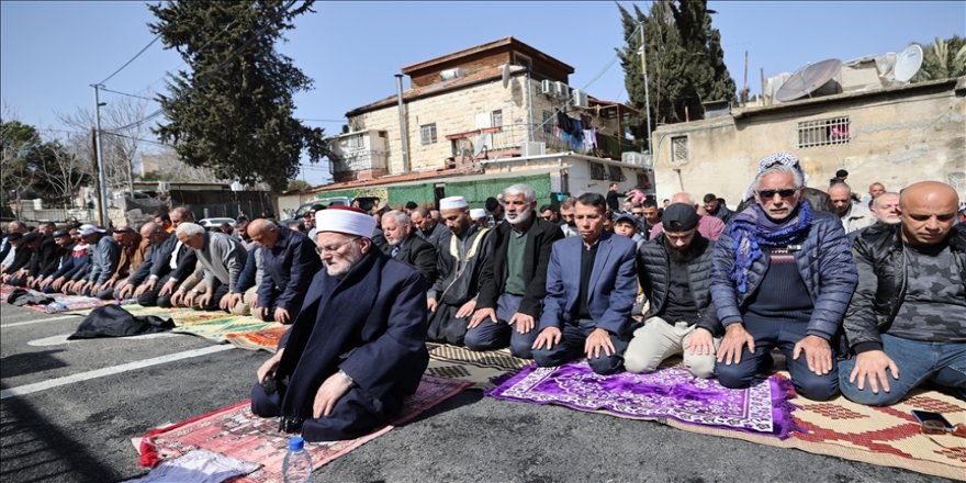 Cuma namazı, işgalcilerin provokasyon yaptığı Şeyh Cerrah'ta kılındı