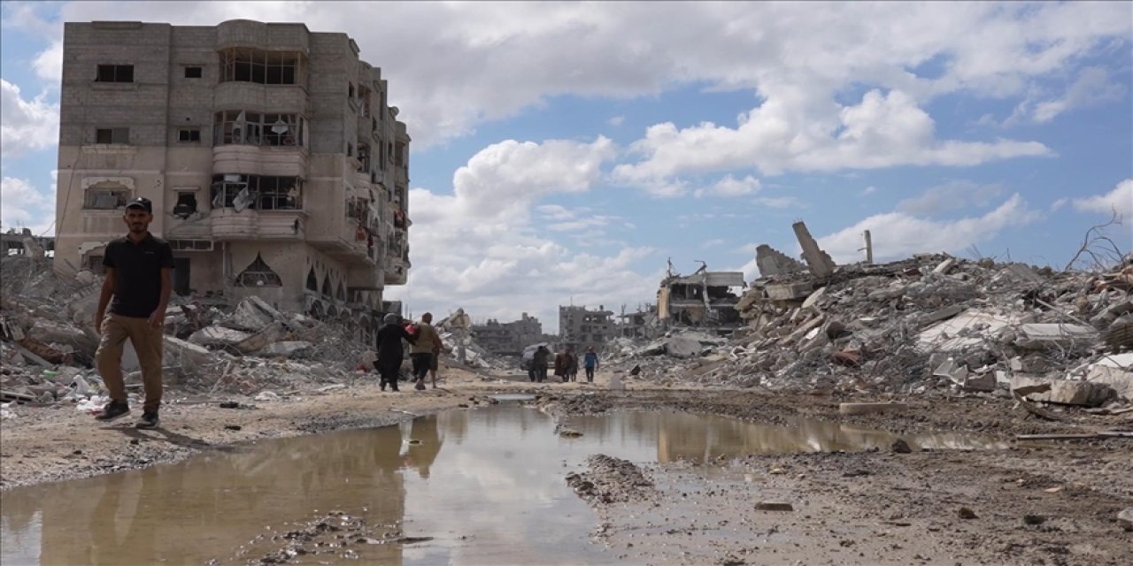 Gazzeliler, yıkılan evlerinin enkazında çadır kursa da topraklarını terk etmemekte kararlı