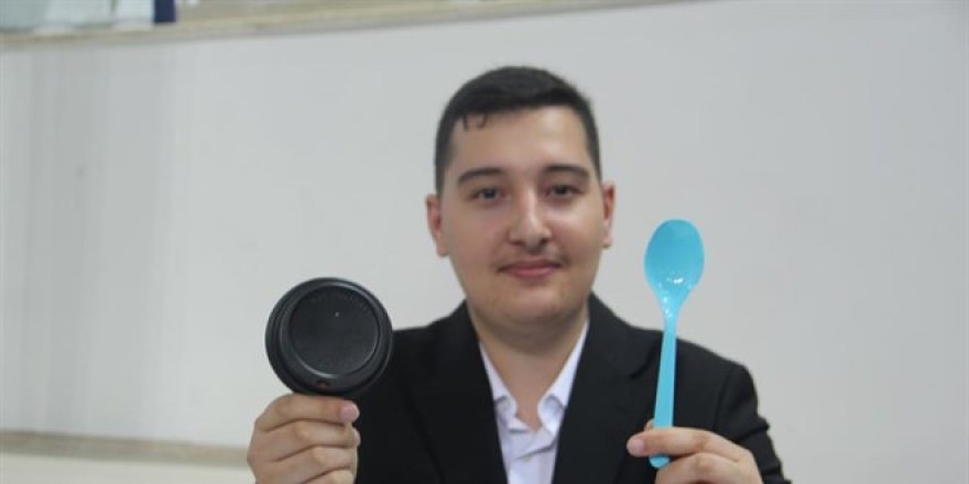 Üniversite öğrencisi doğada çözünerek bitkiye dönüşen plastik üretti
