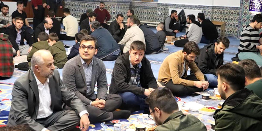 Üniversite öğrencileri camide oruç açtı