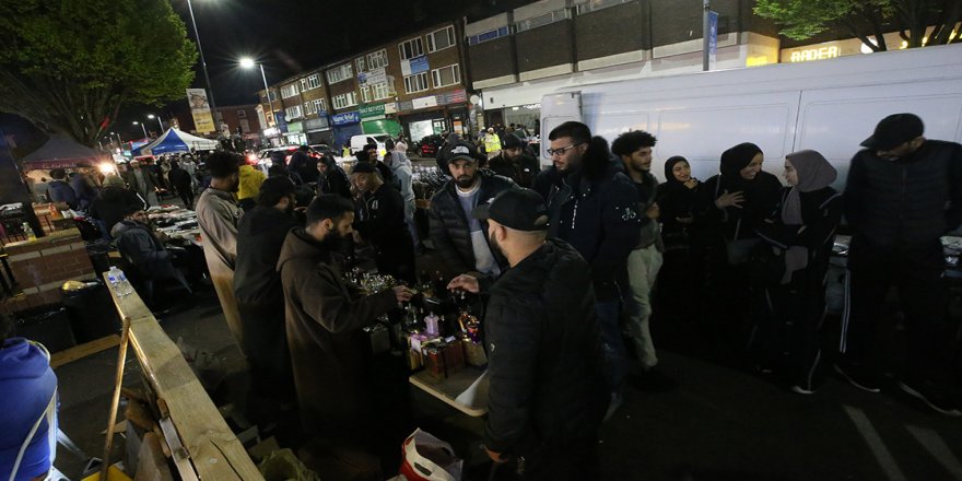 İngiltere'de ramazana özel organizasyonda binlerce ziyaretçi ağırlanıyor