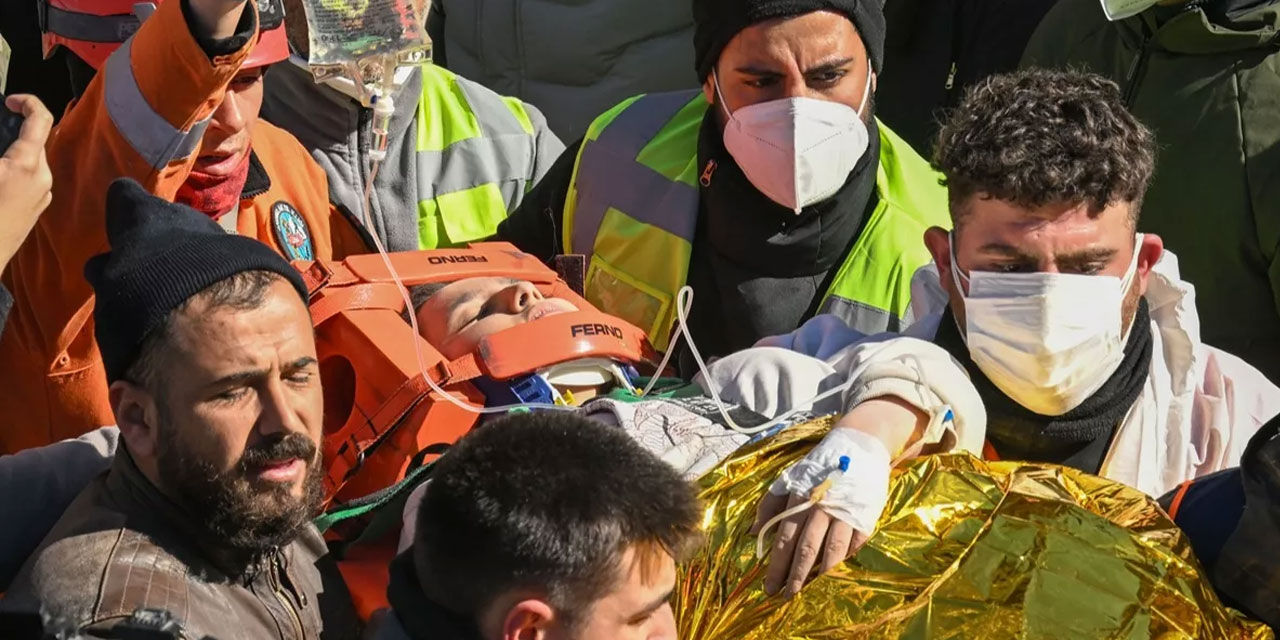 Subhanallah! Depremin 11. günü, 248'inci saatinde 17 yaşındaki Aleyna enkazdan çıkarıldı