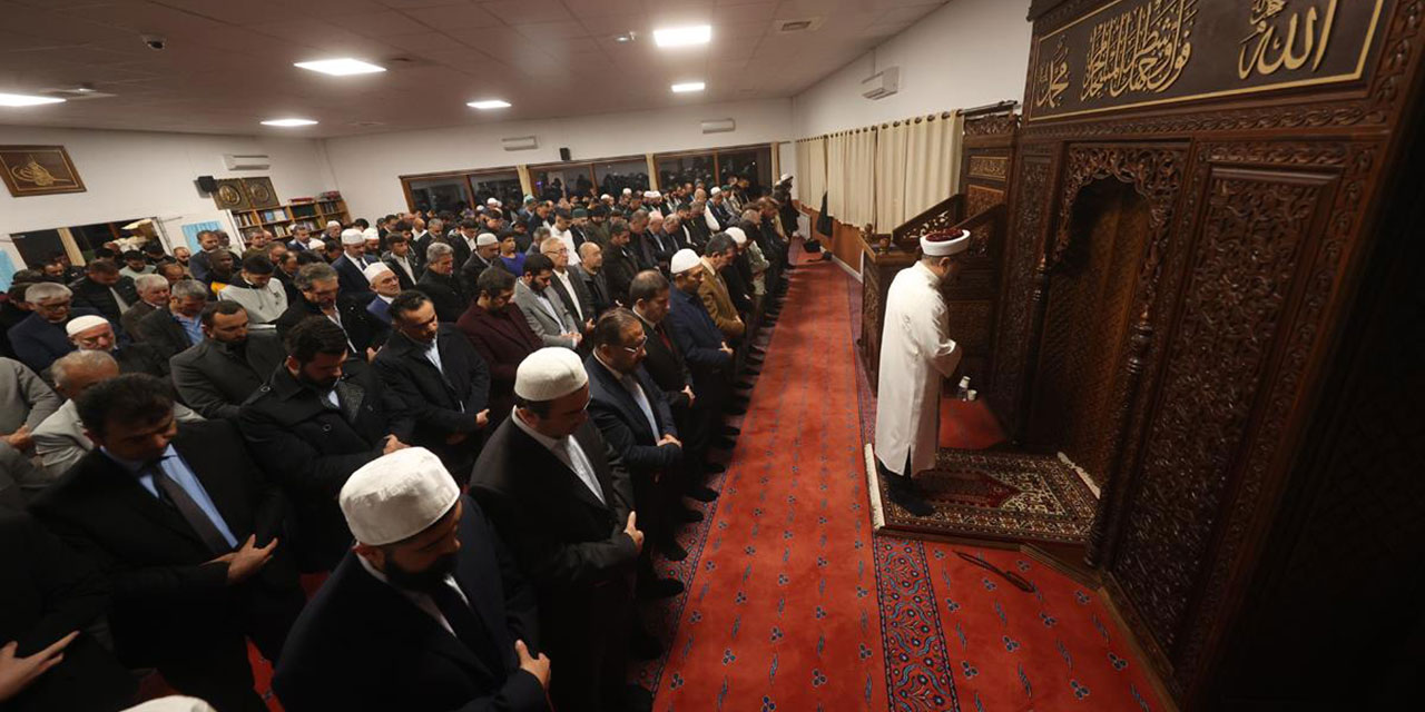 Namazlarda kıraatin, gündüz gizli gece sesli okunmasının hikmeti