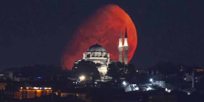 Ay, Beyazıt Camii'nin üstünde!
