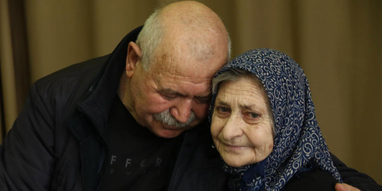 Fedakar koca eşini aylarca kucağında taşıdı: Ellerimiz hiç ayrılmadı