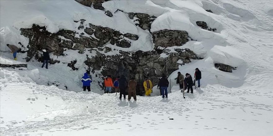 Konya'da bin 700 rakımlı mağara yaz için karla dolduruldu
