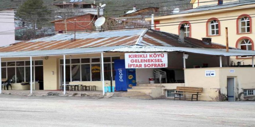 Aşçı tutan köylüler 18 yıldır yoldan geçenlere iftar veriyor