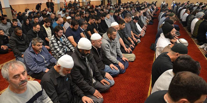 Elhamdülillah! Cami ve mescitlerde normal saf düzenine geçiliyor