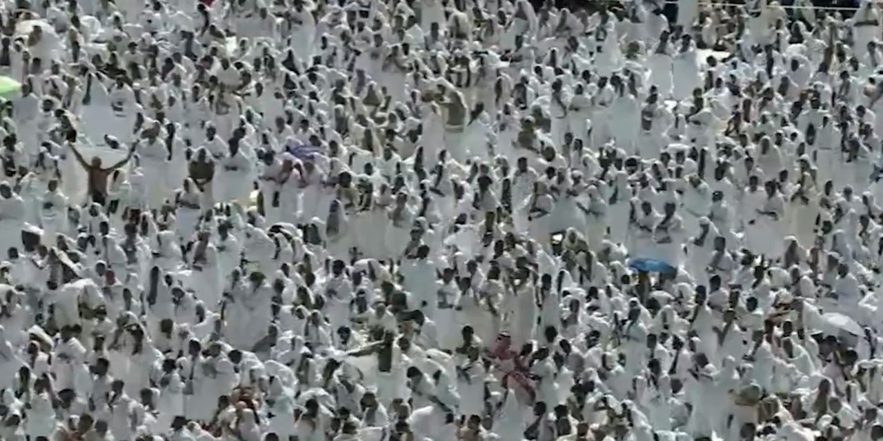 Kabe'de işgalci İsrail'in saldırısı altındaki Filistinlilere gözyaşlarıyla dua