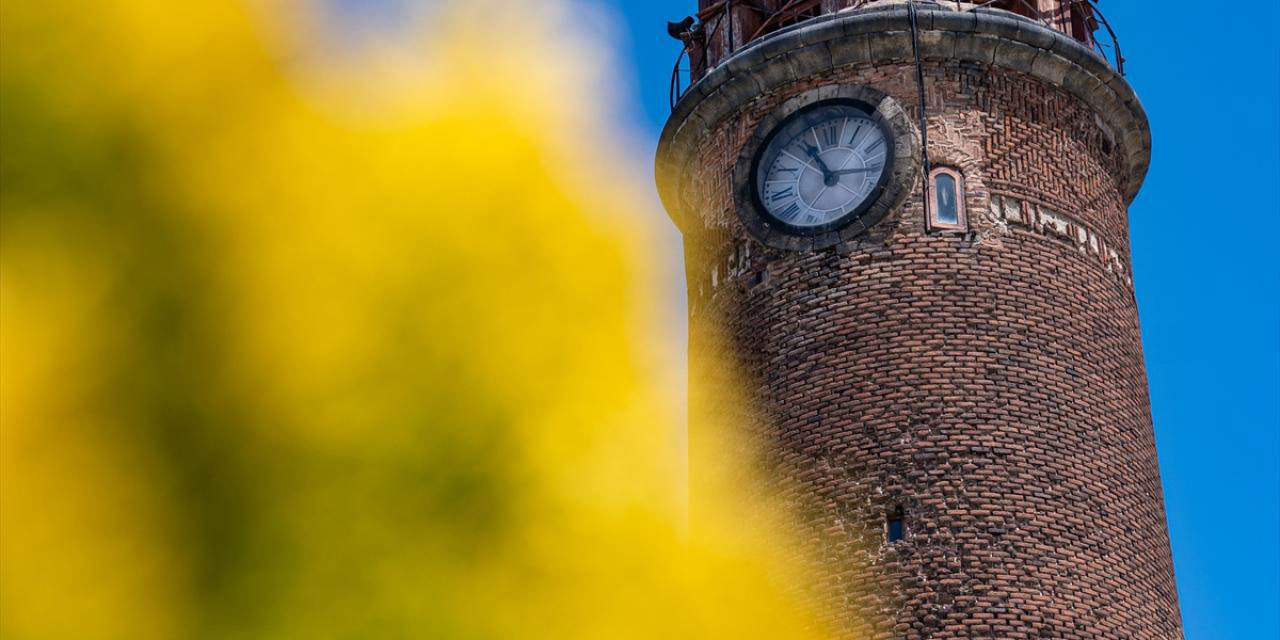 Tepsi minarenin saati Erzurumlulara 143 yıldır zamanı gösteriyor