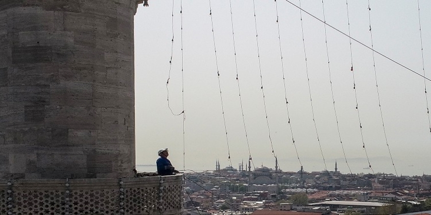 Camilerin ramazan gerdanlıkları asılıyor