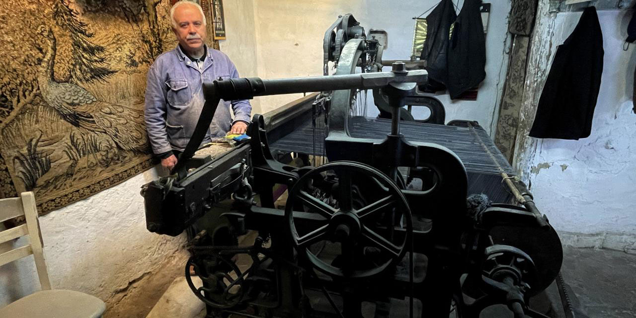 Veli usta Kütahya'daki atölyesinde asırlık tezgahta 45 yıldır kilim dokuyor