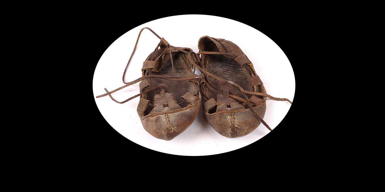 Akşam yemeğinde çarıkları yedirilen adamlar!