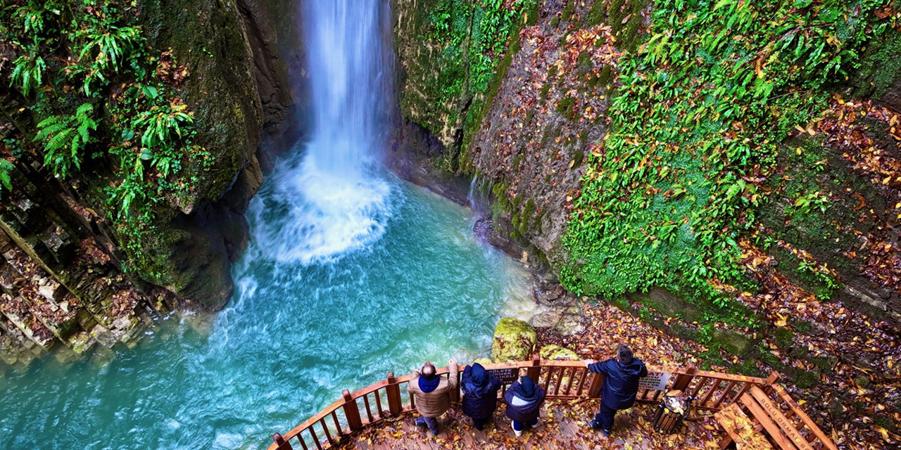 Hazan renkleri eşliğinde akan Aktaş Şelalesi