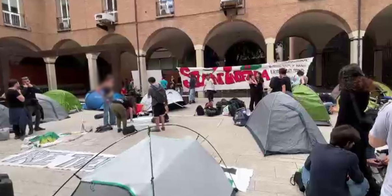 İtalya'da öğrenciler rektörlük binası önünde Filistin'e destek için çadır kurdu