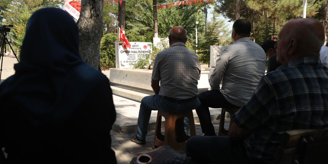 15 Temmuz kahramanı şehit Ömer Halisdemir'in kabrinde yoğunluk yaşanıyor