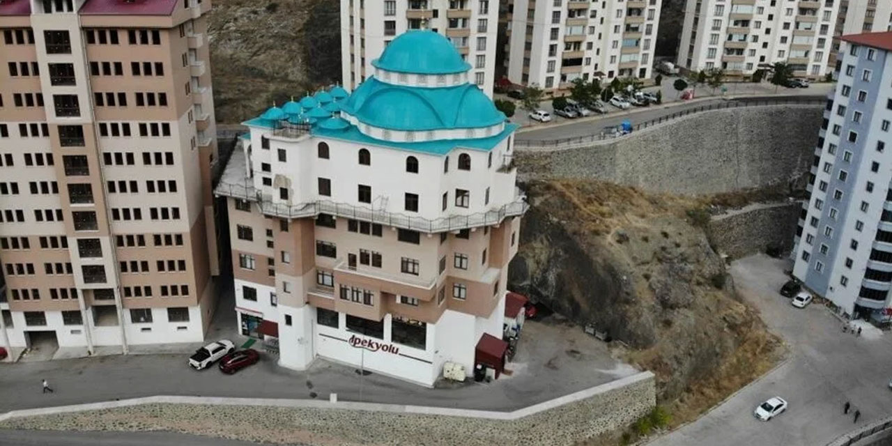 Görenleri şaşırtan 6 katlı cami