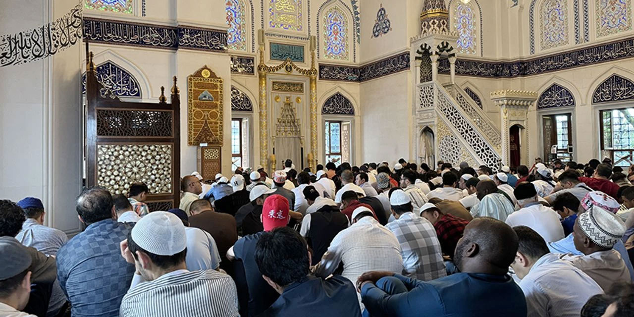 Japonya'da klasikleşen bayram güzelliği: Yoğunluk sebebiyle 3 kez kılındı