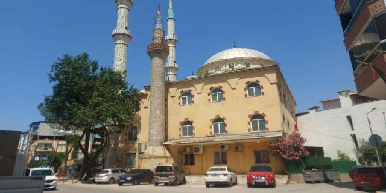 İzmir'de merkezi ezan sistemine girip şarkı dinlettiler