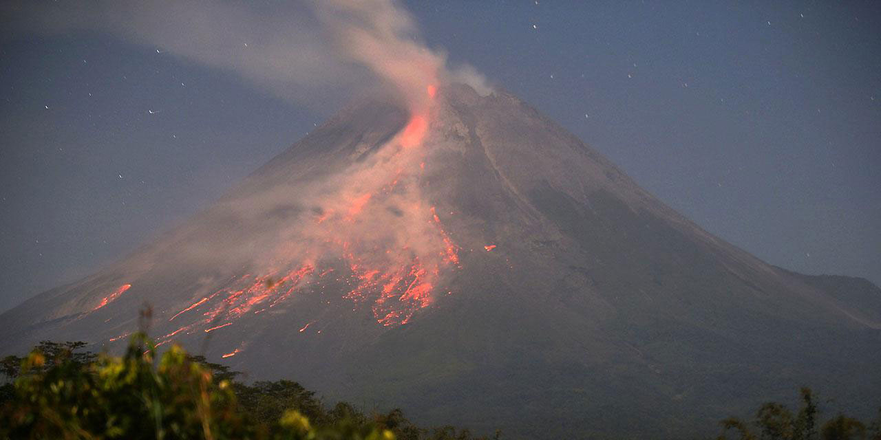 Endonezya'daki Merapi Yanardağı'nda lav akıntısı başladı