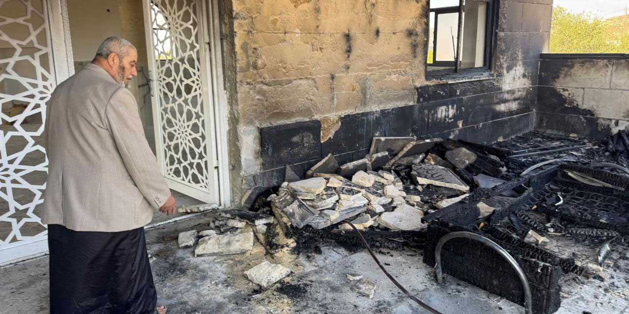 Alçak israilliler Batı Şeria'da iki camiyi yaktı