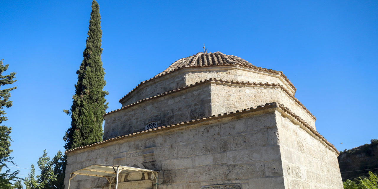 Bu caminin minaresi servi ağacı