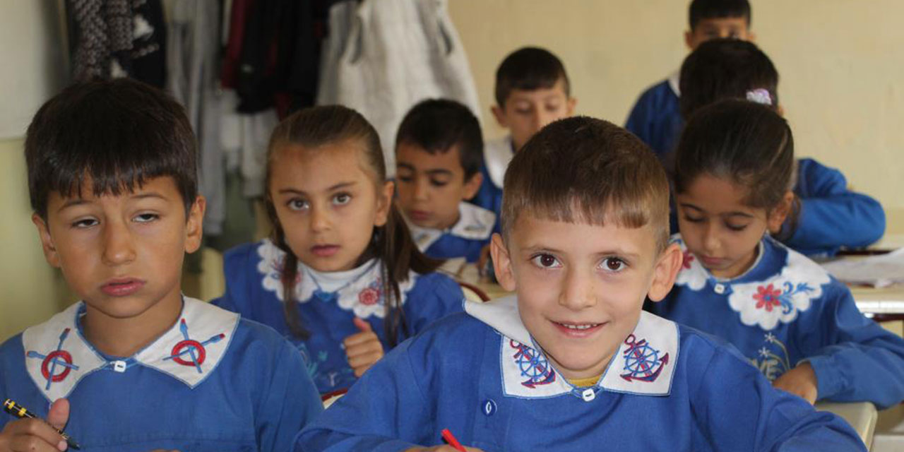 Bu okulda hala 'mavi önlük' geleneği sürdürülüyor