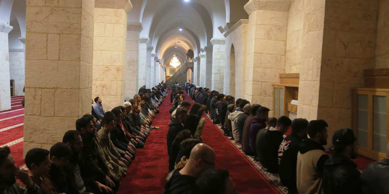 Halep'teki Emevi Camisi'nde, teravih namazı 12 yıl sonra ilk kez kılındı