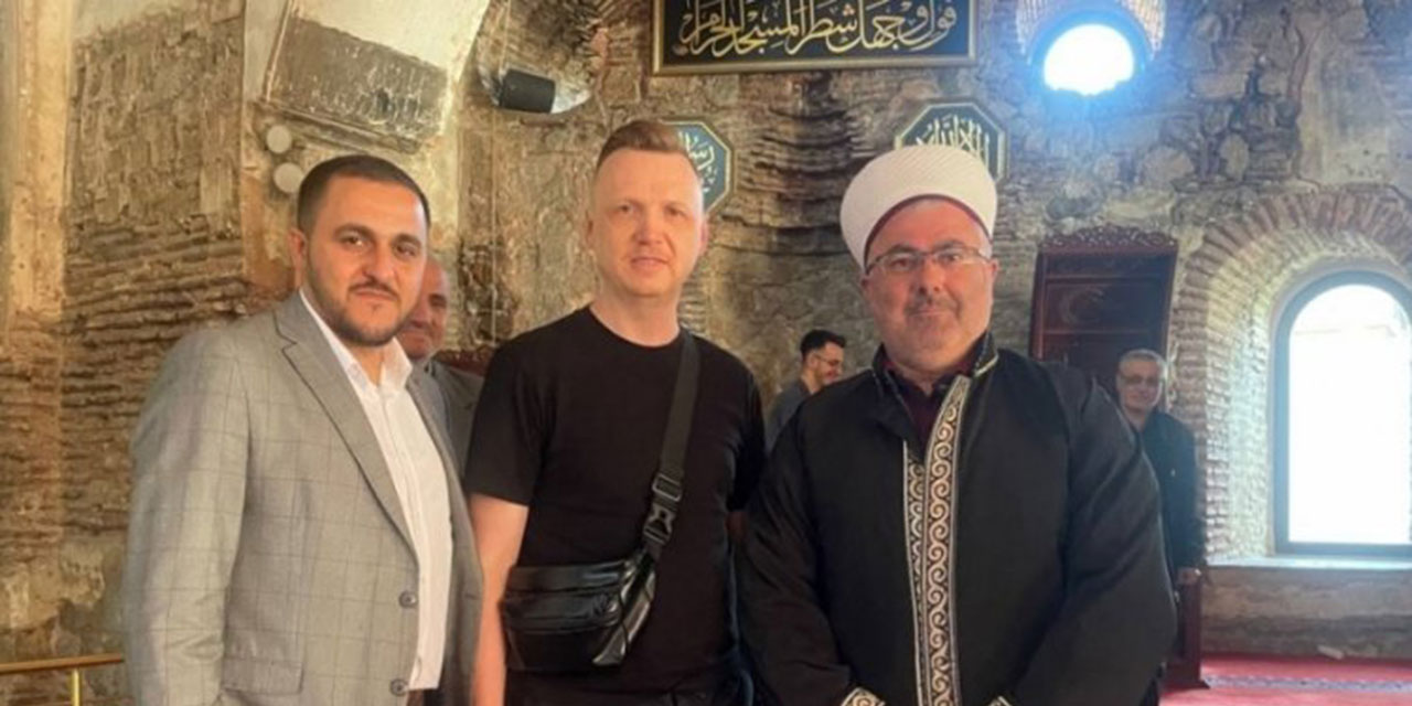 Ezan sesini duyan Rus turist Müslüman oldu
