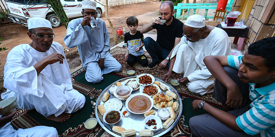 Sudanlıların komşuları ve yoldan geçenler için sokakta kurduğu iftar sofraları