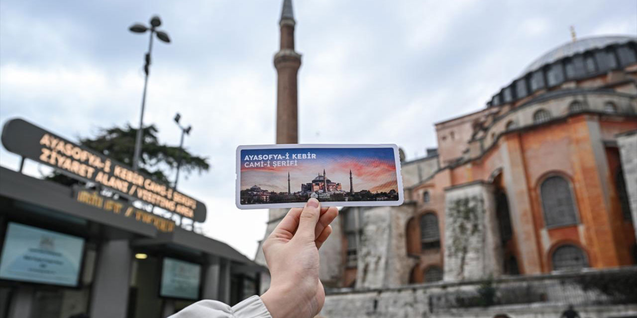 Ayasofya'da turistlere biletli ziyaret uygulaması başladı