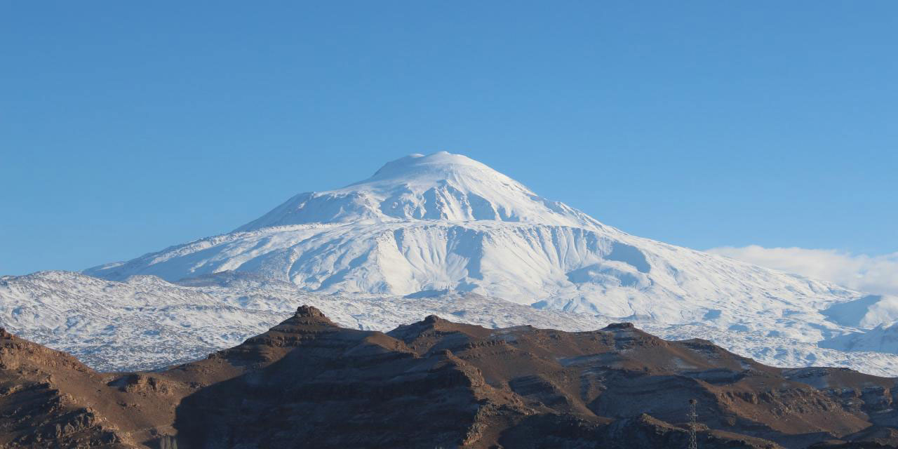 Ağrı Dağı'na 2,5 ay sonra kar yağdırıldı