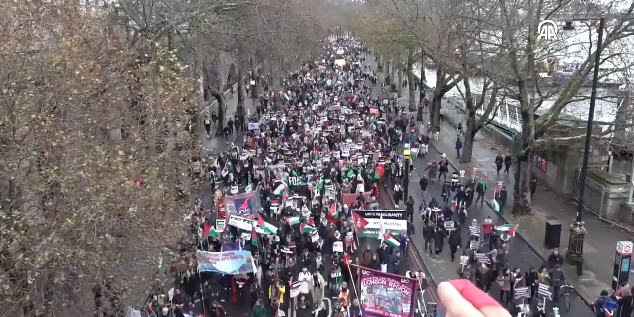 İngiltere'de on binlerce kişi Gazze'de ateşkes için 9'uncu kez sokaklarda