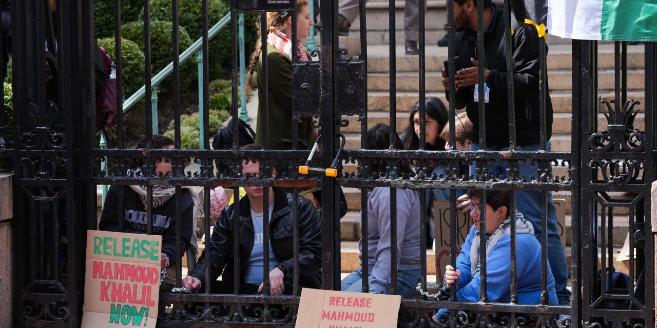 New York'ta öğrenciler, Filistinli Halil'e destek için kendilerini üniversite kapısına zincirledi