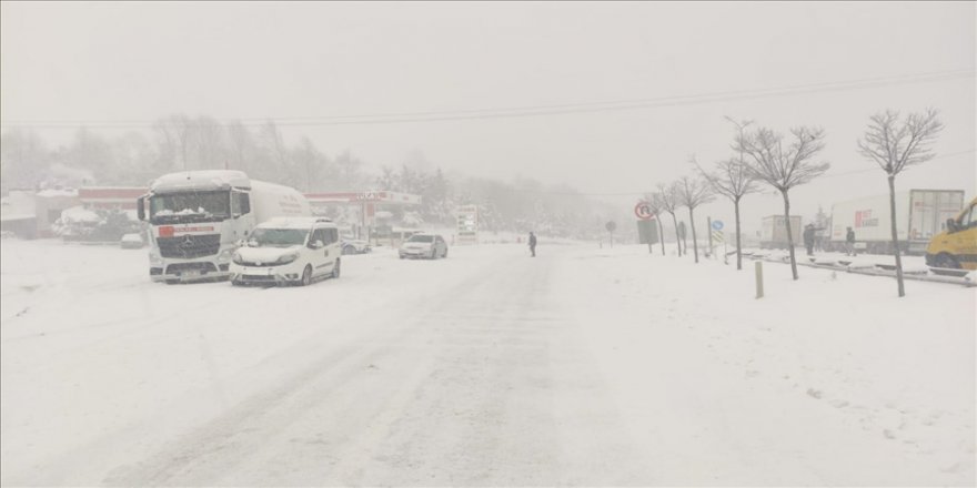 Üniversite öğrencileri final sınavlarına paletli ambulansla yetiştirildi