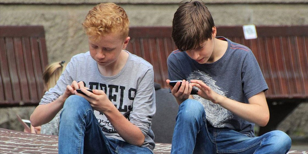 Dikkat dağınıklığı ve ruh sağlığı için okullarda cep telefonu yasaklanıyor