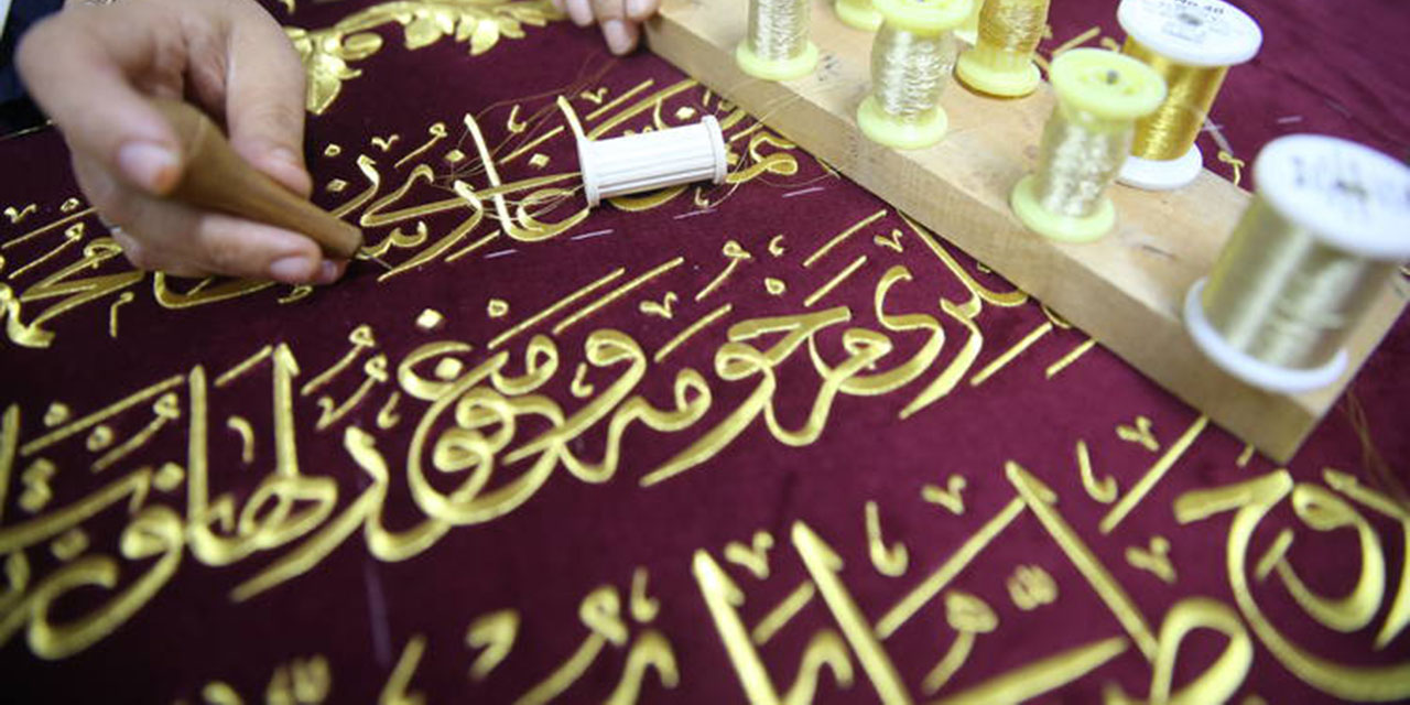 Türbelerin eskiyen örtüleri 'puşideler' yenileniyor