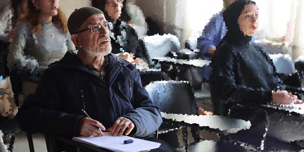 Üniversiteden mezun olmak için 70 yaşında İngilizce kursuna gidiyor