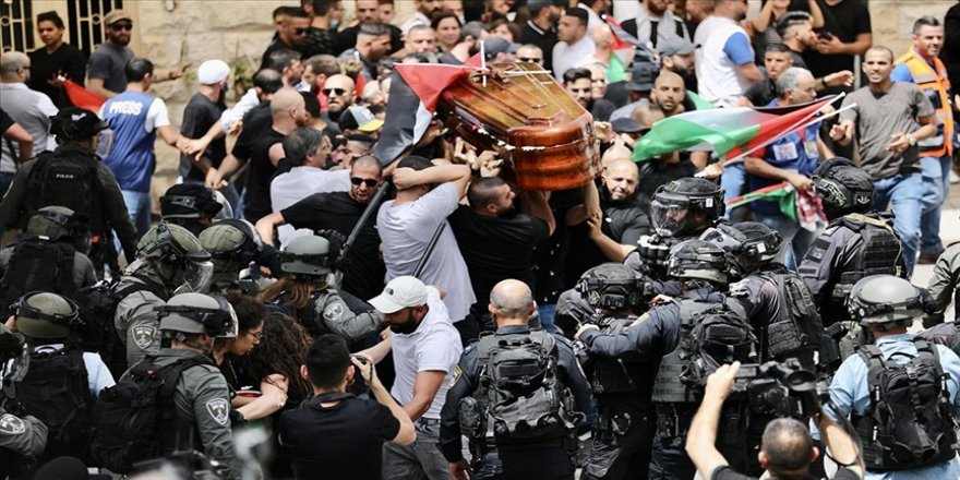 İşgalci İsrail polisi doğrudan tabuta saldırdı ve tabutu hedef aldı