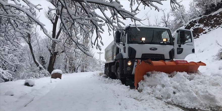 Kış geri döndü: 537 yol ulaşıma kapandı
