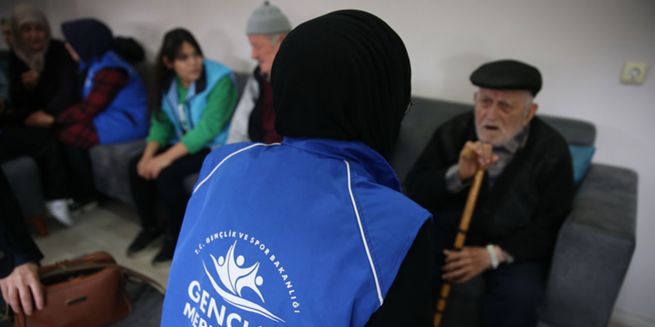 Gönüllü gençler huzurevi sakinlerinden dua alıyor