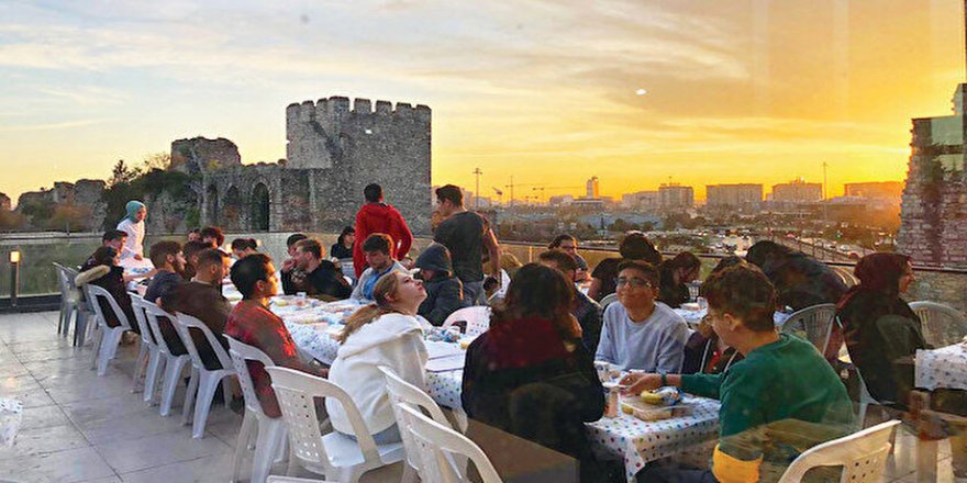 Kütüphanede iftar