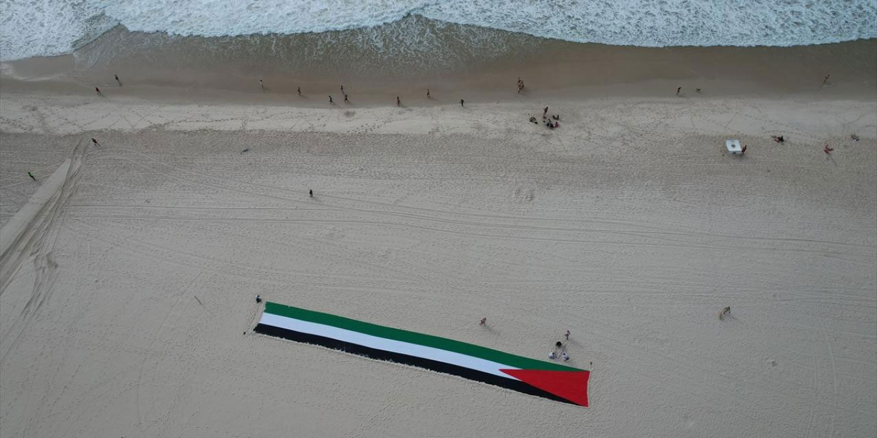 Brezilya'da G20 zirvesi öncesi dev Filistin bayrağı açıldı