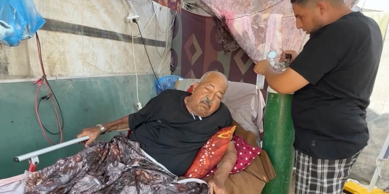 Gazze'de böbrek hastası 77 yaşındaki Hacci, at arabasında oksijen tüpüyle diyalize gidiyor